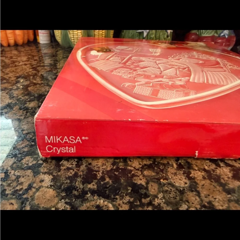 NIB Mikasa Crystal Heart-Shaped Glass Decorative Serving Tray.  12 1/2 wide - Picture 4 of 6